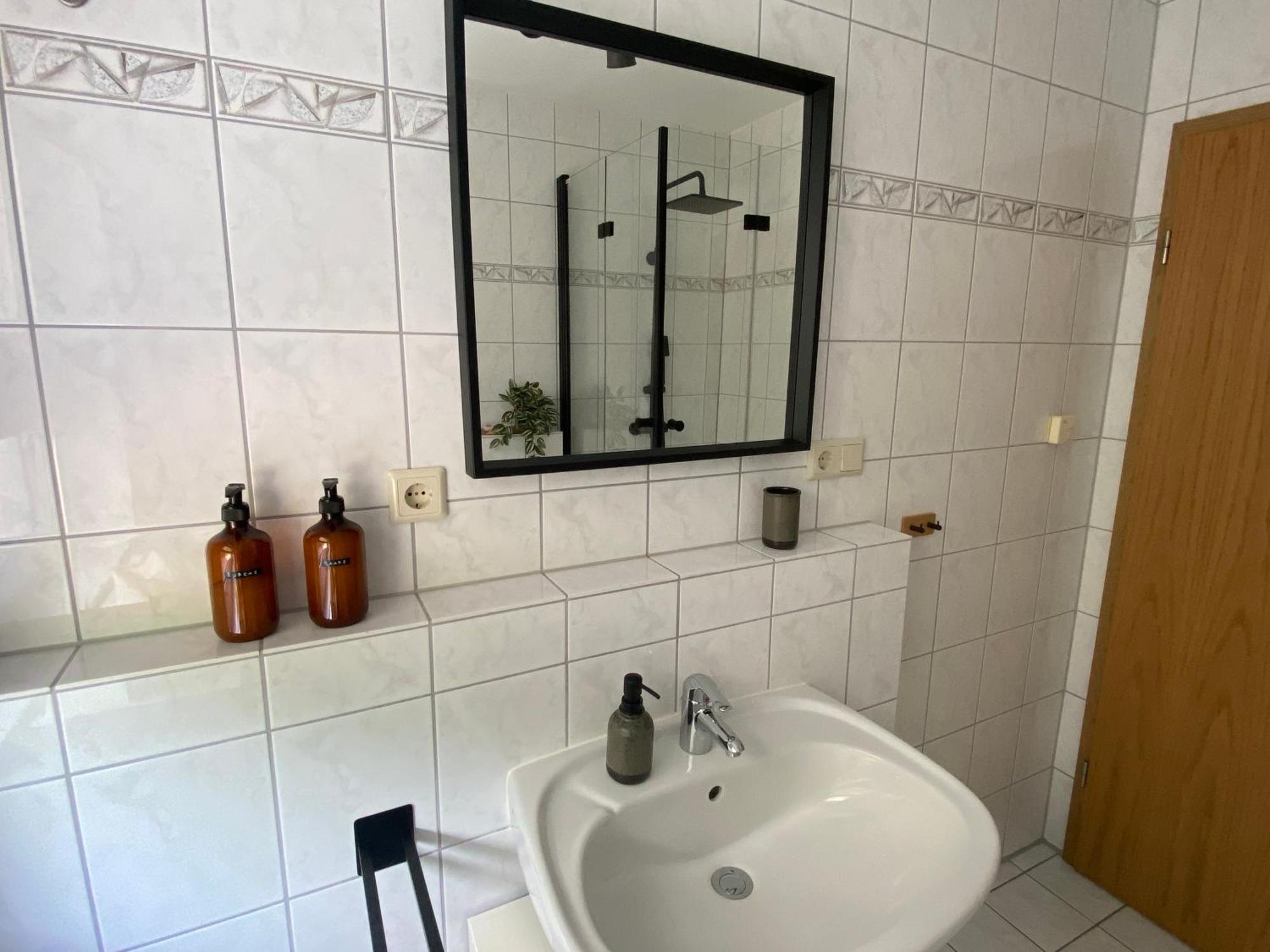 Moderne Wohnung Mit Terrasse & Parkplatz; Naehe Bwzk & Amazon Koblenz  Exterior photo